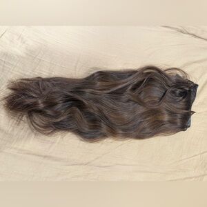 Trini  24” J weft extensions 180g
Worn only 1 month very well maintained